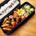 サーモン蒲鉾のモニターに当選しましたー！お弁当とサラダに使ってみました！ちょっとスモークっぽい香りがして美味しかった。鮮やかなオレンジなので彩りも華やか♡ハロウィンパーティーにもおすすめですね♪&hellip;のInstagram画像