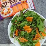 #サモかま #サーモン風味蒲鉾 #一正蒲鉾 #monipla #いちまさファンサイト参加中サモかま✨のモニター当選させていただきました😆ベビーリーフの上にサモかまを星形にしてトッピングしてみま&hellip;のInstagram画像