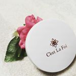 新作コスメ！デザインがとってもシンプル可愛いので持ってるだけでテンション上がります！つけ心地がすっごく軽くてびっくり！パフが柔らかくて、なめらかに肌にムラなくつけられるので厚塗り感なく&hellip;のInstagram画像