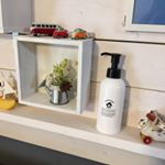 モニターさせていただいた「ママケア ミルキーハンドクリーム」シンプルなデザインで部屋に置いても馴染んでます❣️ポンプタイプのハンドクリームなので、面倒くさがりの私でも続けてケアできます💕&hellip;のInstagram画像