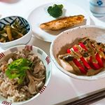 今日の晩ごはん＊＊＊＊＊＊まいたけとツナの炊き込みご飯＊和風カプレーゼ＊鮭のムニエル、ブロッコリー塩ゆで＊大根きんぴら＊＊モニプラというモニターの登録をして初め&hellip;のInstagram画像