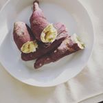 2017/11/25 私のおやつは紅はるか。こんなに美味しいのに、うちの家族は食べてくれない。だからひとりじめ。#紅はるか #さつまいも #サツマイモ #レンジ #焼き芋 #ファーマーズマ&hellip;のInstagram画像
