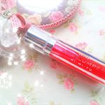 最近お気に入りのリップ👄💕 カラーは201BOTAN❁明るめのレッドです💕ボリュームが無く縦ジワや乾燥が目立つ唇も、こちらのリップを塗るだけでぷるツヤの唇になれます🐰&hearts; 香りもミントっぽくてチョコ&hellip;のInstagram画像