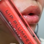 HIMITUのリッププランパーを使ってみました♪これは401のMOMOです(*>&omega;<*)私の唇は血色がないのが気になっていたんですが、程よく明るく血色のある色にしてくれて、中に入っているラメ効&hellip;のInstagram画像