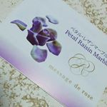 ホワイトチョコとブドウ(レザン)のチョコの味が優しく上品で幸福感に満たされるチョコレートだった(*≧&forall;≦)レザンの香りがこのケースを開けたとたんぱぁーって広がる((〃&acute;д｀〃))&hearts;️こんなんさりげ&hellip;のInstagram画像