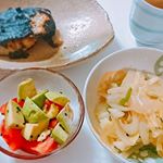 今日の晩ごはん＊＊＊＊＊＊さわらの味噌漬け＊アボカドサラダ＊野菜炒め＊＊＊二回目モニターでだし醤油が当たりました✨✨鎌田醤油のだし醤油。200mlの使い&hellip;のInstagram画像