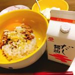 だし醤油いただきました✨もっといろいろ作ってみたいけど、とりあえず、私の定番の納豆ご飯で。いつもは牡蠣醤油（甘め）を使うけど、だし醤油を使うとほのかな甘みとまろやかさが出た！良い感じだ。煮物作りた&hellip;のInstagram画像