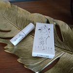 頑固な乾燥や、唇の皮剥けにありがたい一品！！ ホホバ油でしっかり保湿できます✨縦ジワも目立たなくなって、ふっくらとした唇になれました🎵#コスメティックアイーダ#リップ#lip#化粧品#美&hellip;のInstagram画像