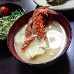 ❤️ . 寒い夜にはほっこり温まるお味噌汁がとってもおいしい ❤️ . 年始はちょっと豪華にカニさんを入れていただきました 🦀 . お椀が傷だらけですが、このお椀は私が生まれる&hellip;のInstagram画像