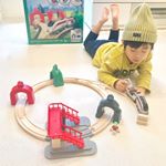 今日は久しぶりに雨でしたね〜😱💦💦私の地域では、2018年初雨‼️..ほぺたろうは、「でかけるよ〜‼️💦」と言っても、新しい#電車のおもちゃ に夢中でゴロゴロ😂💦帰宅後も、すぐ&hellip;のInstagram画像