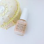 ＊イットネイルのプロテクトネイルガードをお試ししました💖これは自爪に塗る事で乾燥を守ってくれて、2種類の爪補強ファイバーで爪を保護してくれるベースコートです☺️✨実際に塗ると細かーいファイ&hellip;のInstagram画像