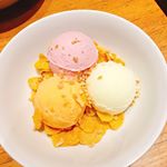 ステーキ宮の店員がお送りするスペシャルアイス🍨バイトで習得した技をお見せ致します😉こちらはお子様アイスの応用でございます👍🏻こんな木の机の上にママケアをさりげなく置きたい！＊＊&hellip;のInstagram画像