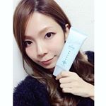 一年中美白命！！地黒なもんで人一倍紫外線対策、美白ケア頑張ってますー😁手軽なオールインワンで美白ケア出来ちゃう#シズカゲルとってもオシャレなシルバーのボックスに入ってました(*^^*)&hellip;のInstagram画像