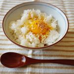 贅沢朝ごはん！アサムラサキさんの かき醤油の卵かけご飯にゴマ♪.塩っ辛くなくてまろやかなだし醤油だから、最高に美味しい～～(৹ᵒ̴̶̷᷄﹏ᵒ̴̶̷᷅৹)♡ .これで肉じゃが作ってみたい&hellip;のInstagram画像