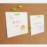 グリーンピンを#コルクボード に使ってみました💡スケジュールをメモして留めておくことがあるのですが、グリーンピンを使うとただのスケジュールもなんだかお洒落になる気がする❤.緑の双葉が可愛く&hellip;のInstagram画像