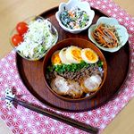 ..夜ごはん🍴✨.やーっと明日は金曜日🐥✨🍀！旦那さんも明日は飲み会で夜いないから今日は冷蔵庫のお片づけday🍳.三種丼という名のつくおきのっけ丼、、🍀🐥🍚笑.#ど&hellip;のInstagram画像