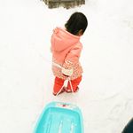 家の前で空のソリひき&hellip;乗らなくても楽しいのかな？💧今はとにかく足腰鍛えてスクスク大きくなーれヾ(*&acute;&forall;｀*)ﾉ#愛の木に願いを #メリーチョコレート #monipla #メリーチョコレートファ&hellip;のInstagram画像