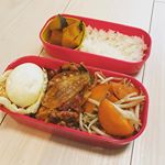 今日のお弁当🍱.もやし人参の洋風ナムル（コンソメ味です）鯖のトマトケチャップ煮半熟（になってしまった）ゆで卵おまけの白菜かぼちゃの煮物ご飯.半熟たまごって剥きに&hellip;のInstagram画像