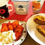 Today 's breakfast.おうちごはん🏠.今朝も朝早いので時短朝ごはんです⑅◡̈*.アテナギリシャヨーグルトとあまおう🍓これにアテナシリーズのヨーグルト屋さんのオレ&hellip;のInstagram画像