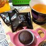 /息子がお昼寝してる間に休憩タイム。コロンバンさんの原宿焼きショコラが、お気に入りの紅茶とよく合ってとっても美味しい♡♡しっとりしたケーキかと思いきや、中身はホロホロ。でもクランチ入り&hellip;のInstagram画像