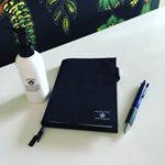 家事の合間の時間にママケア💕ミルキーハンドクリーム😌ベタつかないがアピールポイントなので使ってみて驚き😮手にのばすと、結構なテカリ？オイル感があってびっくりしました😮でも、&hellip;のInstagram画像