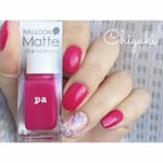 . #paネイル の新色、バルーンマットを使って💅🏻.ほんとに風船の表面の様な質感で、マットと言うよりは、控えめなツヤっていう感じ❤️.ポップなカラーに、キャンメイクのホロポリを合わせ&hellip;のInstagram画像