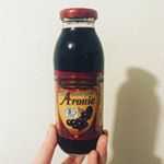 ポリフェノールがものすごいらしいアロニア果汁というのをいただいた。味は何かの木の実をすりつぶしたそのまんま〜という感じ！牛乳で割って飲んだら飲むヨーグルト風でおいしかった😋#aroniada #m&hellip;のInstagram画像