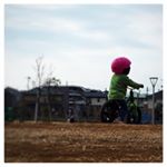 先日の三連休はお友達と公園で元気に外遊び！兄とお揃いカラーのディーバイクを乗り回していました。.#ディーバイクキックス#ディーバイクマスター#ディーバイク #ストライダー#dbike #の&hellip;のInstagram画像