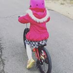 娘ちゃん #補助輪外し の #特訓中#慎重派 で普通の #自転車 だと#スピード出すのが怖い  みたいでいつまでたっても補助輪なしでバランスを取れる速度にならないのでペダルを外して&hellip;のInstagram画像