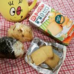 私の今日の昼食(*&acute;&omega;｀)今日はお弁当作りお休みデー🖤たまにはこういう日もなくっちゃねぇ～。だけど、お腹は「飯くれ～‼️」と言ってるので、小さなおにぎりでは物足りず💦こんなときはこ&hellip;のInstagram画像