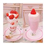 ストロベリーパフェとストロベリースムージーをルノーブル様の薄口グラスで作ってみました💕お砂糖は入れず、蜂蜜を少々✨美容と健康にも良いスイーツです👸🏼どちらが食べたいですか❓#ティータイ&hellip;のInstagram画像