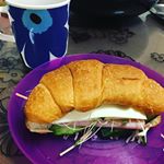 *収穫したブロッコリースプラウトを挟んでクロワッサンサンドに。*毎日成長を見てきた野菜だから娘たちもいつもよりもしっかり食べてくれたよ(⁎˃ᴗ˂⁎)**#く&hellip;のInstagram画像