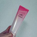 初めての顔出し。濡れた手だとメイクが落ちにくいのはめんどくさいけど温かいくて気持ちよく化粧が落とせます☺️今までマスカラとか落ちにくいって思ってたけどこれはそんなことなくするする落ちるので&hellip;のInstagram画像