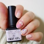 Paファストジェル春の新色とLEDライのセットをお試しさせて頂きました✨ファストジェル！ベースとカラーとトップが１つになってるので塗って終わり！なので、なんか物足りたくて中指と薬指は、&hellip;のInstagram画像