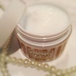 メニーナジューの薬用アットベリーをお試しさせていただきました！ワキや二の腕の黒ずみ、におい、ブツブツなどが気になる人向けの保湿ジェルで、しっかり潤って肌が柔らかい感じになります。伸びがよくてべ&hellip;のInstagram画像