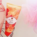 2018/2/21に発売されたDETクリア ブライト&ピール ピーリングジェリー＜ホット＞ 「日本初」で発売された「ぬれた手OK」の角質ポロポロ温感ピーリングジェリーです！いままで、そ&hellip;のInstagram画像