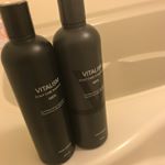 モニターさせて頂きました友利新先生がプロデュースされたバイタリズムです(*^^*)♡ こちらは男性用なので夫が使用しています☺️容器もおしゃれで、とてもいい香りがします(*^^*)使用し始めて&hellip;のInstagram画像