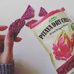 PITAYA DRY CHIPS🍪.ドラゴンフルーツをそのままドライフルーツにしたやつ😗.甘いんだけど苦い&hellip;(笑).でも、クセになる美味しさ🤤💕.#ピタヤアゲル&hellip;のInstagram画像