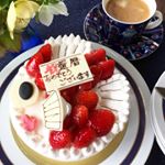 今月末、父が還暦を迎えますというわけで、Cake.jpのおめで鯛ケーキ🎂でお祝い㊗️ 思えば社会人のころ、よくお偉いさんの退職お祝いでプレゼントする還暦グッズを購入する係をしていたのだけど、あ&hellip;のInstagram画像