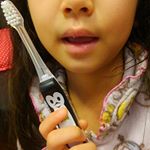 Smart KISS YOU子供歯ブラシ♪イオンの力と先端山切りカット毛で効果的に歯垢を除去できちゃう～どこを握ってもマイナスイオンが流れるので小さな子供でも簡単です。ペンギン柄のグリップがお&hellip;のInstagram画像