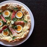 遅めの朝食🍕いやーブランチですね😏アボカドとシーサラダ&たまごでイースターなピザ🍕#おうちごはん #おうちカフェ #朝食 #ブランチ #ピザ #ピッツァ #アボカド #br&hellip;のInstagram画像