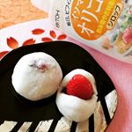 お向かいさんに苺をいただきました🖤あんこもある、だんご粉もある‼️ということで苺大福を作ってみました(*&acute;&forall;｀*)砂糖の半分をオリゴ糖に。お菓子でビフィズス菌がとれるなんてこんな嬉しいこと&hellip;のInstagram画像