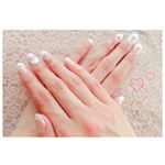 人にネイルしてもらうの初めてで楽しかった💕なんか爪と身の間ガリガリされた時はめっちゃ痛くてびっくりしたけど😖💧💧ネイルしてもらった時の写真の撮り方とかわからなさすぎてぎこちない😅笑&hellip;のInstagram画像