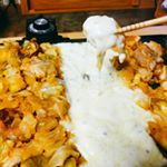 今日のばんごはん🍚・チーズタッカルビ.ホシサンさんからモニターで頂いたキムチ鍋の素でアレンジレシピ✨キムチ鍋の素には味噌が入っているので、和風でマイルドな味野菜たっぷりの甘辛チ&hellip;のInstagram画像