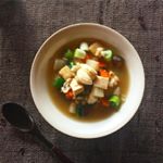 朝食🥣味噌スープ✨野菜たっぷりにお豆腐や油揚げ、もち麦入りの具沢山✨ひと皿で食べ応えがあり主食になるお味噌汁✨仕上げにバターをのせるとコク&深みアップ😋このお味噌は&hellip;のInstagram画像