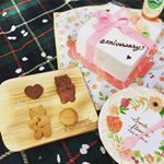 今日のお花見では友人の娘ちゃんの幼稚園入園を、そして子どもたちの進級を兼ねて@iiicakejp のプレゼント型ケーキでお祝いしました🥂桜の下で食べるケーキはおいしかった😋中はイチゴなど色&hellip;のInstagram画像