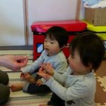 お気に入りな様子&nbsp;#カリッこ 固かったけど生えてきた奥歯でしっかり噛んでる塩味も控えめで美味しかった～✨ 3枚目「あけて～」っていってる#カリッこ #カリッこいわし #カリ&hellip;のInstagram画像