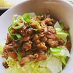 お昼に豚丼🍚丼に盛ったご飯の上にレタス、豚肉と玉ねぎを甘辛く炒めたものを盛り付け🌟.#豚丼のInstagram画像