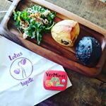 スコーン焼きたて🍞って試食につられて入ってみたおしゃれパン屋さんのいちじく&チャコールスコーンおいしかった😋💕#中目黒#パン#lotusbaguette#monmarche #tuna #&hellip;のInstagram画像