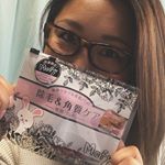 無駄毛角質ケア 専用パッケージに入ってて持ち運び便利。 早速剛毛な旦那の指を拝借して使ってみた。 小さいのを指にはめてクルクルクルクル&hellip; 肌ツルツルなうえに毛までなくなって気持ちい〜！&hellip;のInstagram画像